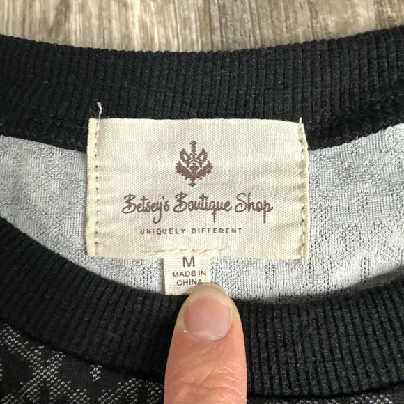 Betsey’s Boutique Shop Womens Medium, Black Sweater - Picture 2 of 5